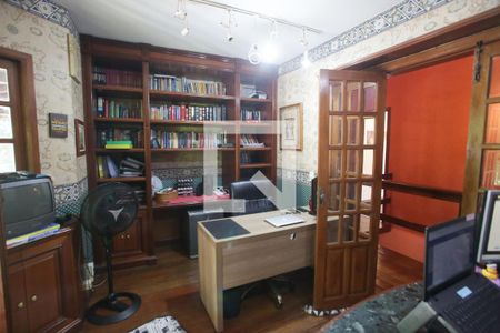 Casa à venda com 469m², 4 quartos e 8 vagas Casa à venda com 469m², 4 quartos e 8 vagasEscritório