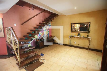 Casa à venda com 469m², 4 quartos e 8 vagas Casa à venda com 469m², 4 quartos e 8 vagasEscada