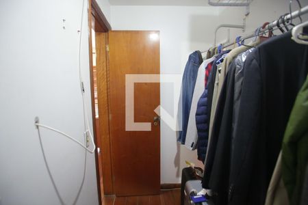 Casa à venda com 469m², 4 quartos e 8 vagas Casa à venda com 469m², 4 quartos e 8 vagasCloset da suíte 2