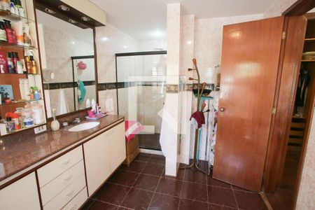 Casa à venda com 469m², 4 quartos e 8 vagas Casa à venda com 469m², 4 quartos e 8 vagasBanheiro da Suíte 1