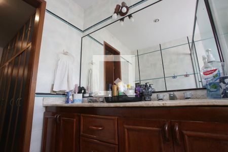 Casa à venda com 469m², 4 quartos e 8 vagas Casa à venda com 469m², 4 quartos e 8 vagasBanheiro da Suíte 4