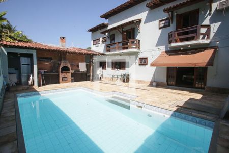 Casa à venda com 469m², 4 quartos e 8 vagas Casa à venda com 469m², 4 quartos e 8 vagasPiscina