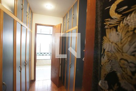 Casa à venda com 469m², 4 quartos e 8 vagas Casa à venda com 469m², 4 quartos e 8 vagasCloset da suíte 4