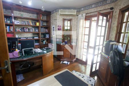 Casa à venda com 469m², 4 quartos e 8 vagas Casa à venda com 469m², 4 quartos e 8 vagasEscritório