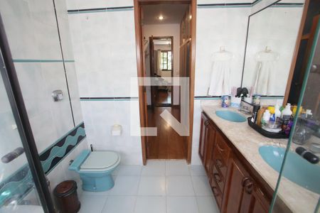 Casa à venda com 469m², 4 quartos e 8 vagas Casa à venda com 469m², 4 quartos e 8 vagasBanheiro da Suíte 4