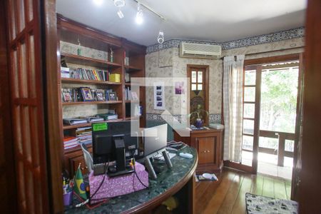 Casa à venda com 469m², 4 quartos e 8 vagas Casa à venda com 469m², 4 quartos e 8 vagasEscritório