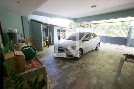 Casa à venda com 469m², 4 quartos e 8 vagas Casa à venda com 469m², 4 quartos e 8 vagasGaragem