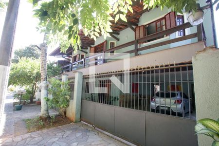 Casa à venda com 469m², 4 quartos e 8 vagas Casa à venda com 469m², 4 quartos e 8 vagasFachada