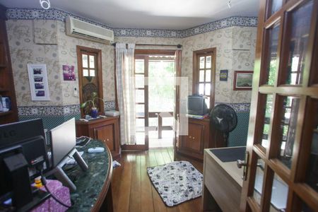 Casa à venda com 469m², 4 quartos e 8 vagas Casa à venda com 469m², 4 quartos e 8 vagasEscritório