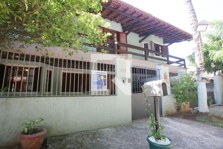 Casa à venda com 469m², 4 quartos e 8 vagas Casa à venda com 469m², 4 quartos e 8 vagasFachada