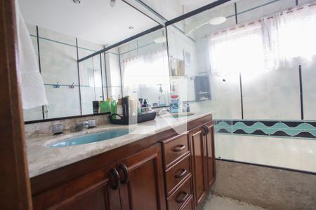 Casa à venda com 469m², 4 quartos e 8 vagas Casa à venda com 469m², 4 quartos e 8 vagasBanheiro da Suíte 4