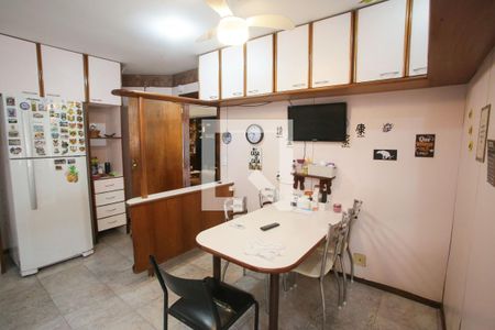 Casa à venda com 469m², 4 quartos e 8 vagas Casa à venda com 469m², 4 quartos e 8 vagasCozinha