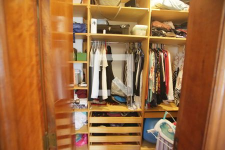 Casa à venda com 469m², 4 quartos e 8 vagas Casa à venda com 469m², 4 quartos e 8 vagasCloset da suíte 1