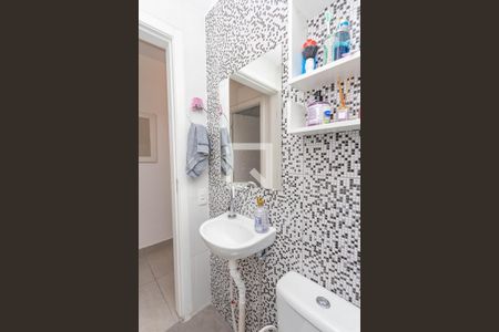 Casa de condomínio à venda com 44m², 2 quartos e sem vaga Casa de condomínio à venda com 44m², 2 quartos e sem vagaBanheiro