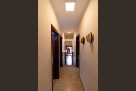 Casa à venda com 360m², 3 quartos e 4 vagas Casa à venda com 360m², 3 quartos e 4 vagasCorredor