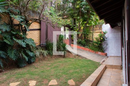 Casa de condomínio para alugar com 1600m², 3 quartos e 2 vagas Casa de condomínio para alugar com 1600m², 3 quartos e 2 vagasÁREA EXTERNA FRENTE