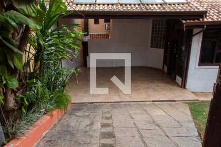 Casa de condomínio para alugar com 1600m², 3 quartos e 2 vagas Casa de condomínio para alugar com 1600m², 3 quartos e 2 vagasÁREA EXTERNA FRENTE