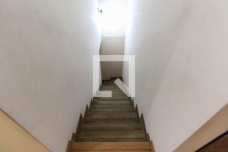 Casa à venda com 105m², 3 quartos e 2 vagas Casa à venda com 105m², 3 quartos e 2 vagasEscada