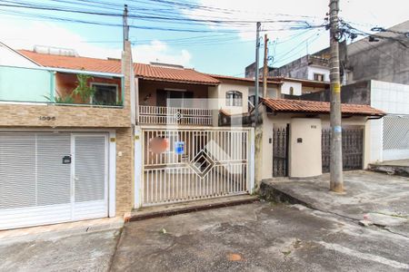 Casa à venda com 105m², 3 quartos e 2 vagas Casa à venda com 105m², 3 quartos e 2 vagasFachada