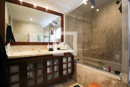 Apartamento à venda com 240m², 4 quartos e 4 vagasBanheiro da Suíte 1 