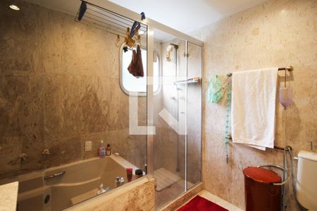 Apartamento à venda com 240m², 4 quartos e 4 vagasBanheiro da Suíte 1 