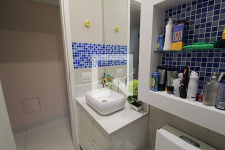Casa de condomínio à venda com 167m², 4 quartos e 2 vagasBanheiro social