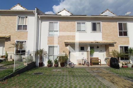 Casa de condomínio à venda com 167m², 4 quartos e 2 vagasFachada