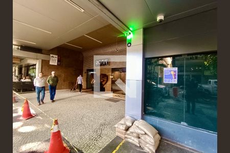 Studio para alugar com 58m², 1 quarto e 1 vaga Studio para alugar com 58m², 1 quarto e 1 vagaFachada com cartaz QA