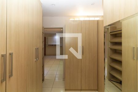 Casa à venda com 175m², 4 quartos e 2 vagas Casa à venda com 175m², 4 quartos e 2 vagasCloset da suíte