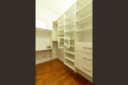 Casa para alugar com 550m², 4 quartos e NaN vagas Casa para alugar com 550m², 4 quartos e NaN vagasCloset da suíte 2