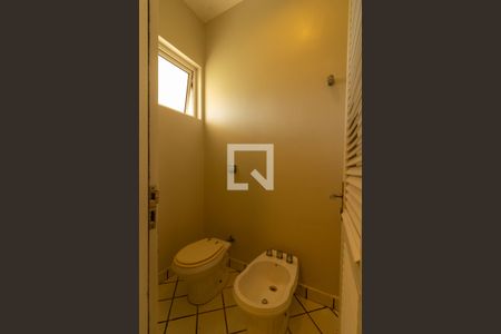 Casa para alugar com 550m², 4 quartos e NaN vagas Casa para alugar com 550m², 4 quartos e NaN vagasBanheiro da Suíte 1