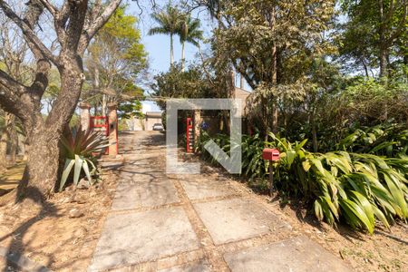 Casa para alugar com 550m², 4 quartos e NaN vagas Casa para alugar com 550m², 4 quartos e NaN vagasFachada