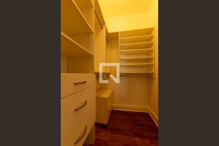 Casa para alugar com 550m², 4 quartos e NaN vagas Casa para alugar com 550m², 4 quartos e NaN vagasCloset da suíte 3