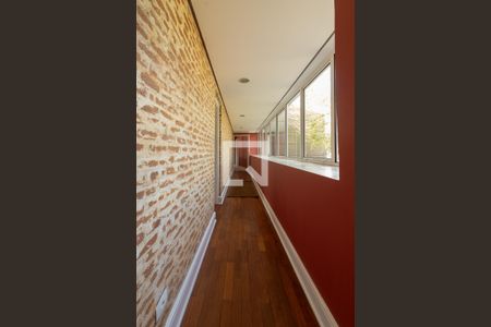 Casa para alugar com 550m², 4 quartos e NaN vagas Casa para alugar com 550m², 4 quartos e NaN vagasCorredor