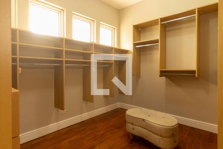 Casa para alugar com 550m², 4 quartos e NaN vagas Casa para alugar com 550m², 4 quartos e NaN vagasCloset da suíte 1