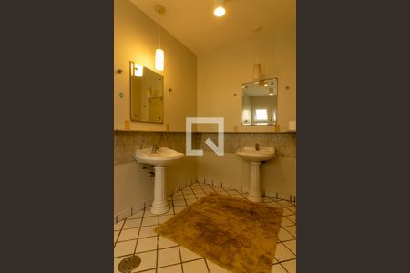 Casa para alugar com 550m², 4 quartos e NaN vagas Casa para alugar com 550m², 4 quartos e NaN vagasBanheiro da Suíte 1