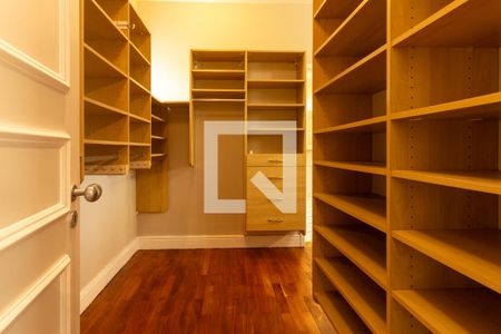 Casa para alugar com 550m², 4 quartos e NaN vagas Casa para alugar com 550m², 4 quartos e NaN vagasCloset da suíte 1