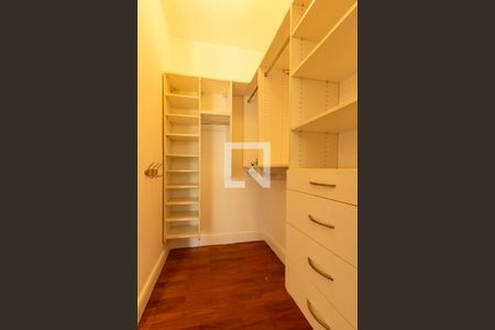 Casa para alugar com 550m², 4 quartos e NaN vagas Casa para alugar com 550m², 4 quartos e NaN vagasCloset da suíte 4