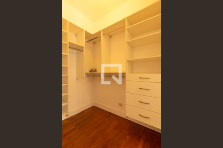 Casa para alugar com 550m², 4 quartos e NaN vagas Casa para alugar com 550m², 4 quartos e NaN vagasCloset da suíte 4