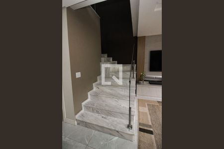 Casa de condomínio à venda com 180m², 3 quartos e 2 vagasEscada