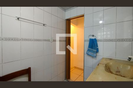 Casa à venda com 111m², 2 quartos e 2 vagas Casa à venda com 111m², 2 quartos e 2 vagasBanheiro