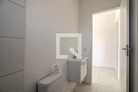 banheiro social de casa para alugar com 1 quarto, 40m² em Parque Bristol, São Paulo