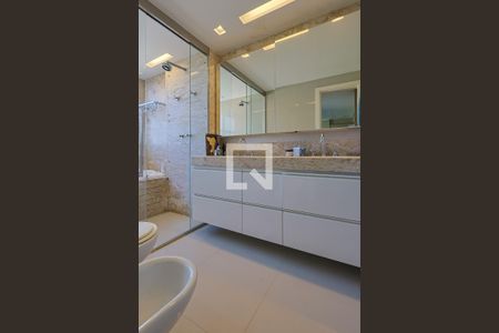 Apartamento à venda com 201m², 4 quartos e 3 vagasBanheiro Quarto 3