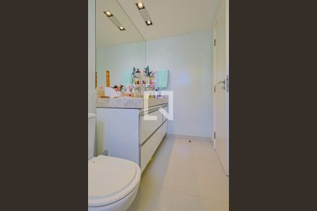 Apartamento à venda com 201m², 4 quartos e 3 vagasBanheiro Quarto 2