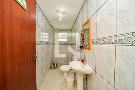 Banheiro social 2 de casa para alugar com 4 quartos, 234m² em Vila Jardim, Porto Alegre