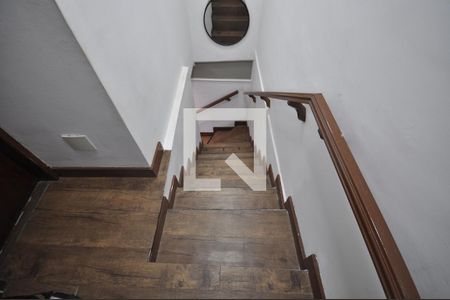 Casa à venda com 75m², 2 quartos e 2 vagasEscada