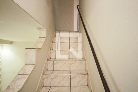 Escada de casa para alugar com 3 quartos, 100m² em Jardim Teresa, São Paulo