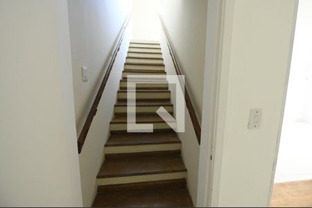 Casa para alugar com 400m², 4 quartos e 4 vagas Casa para alugar com 400m², 4 quartos e 4 vagasEscada