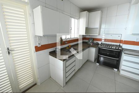 Casa para alugar com 400m², 4 quartos e 4 vagas Casa para alugar com 400m², 4 quartos e 4 vagasCozinha