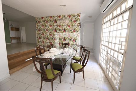 Casa para alugar com 400m², 4 quartos e 4 vagas Casa para alugar com 400m², 4 quartos e 4 vagasSala